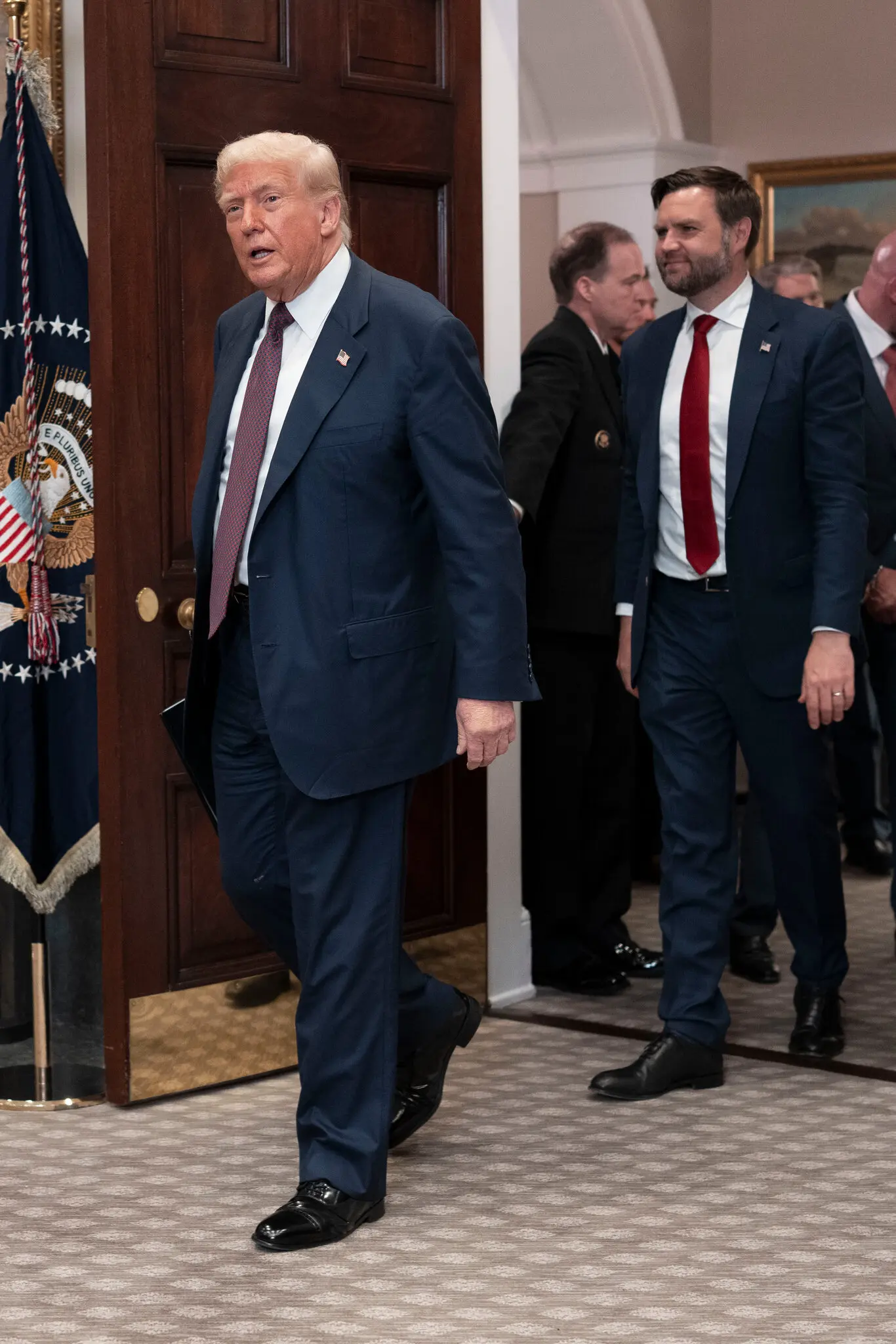 Trump dice haber ordenado el traslado de submarinos nucleares ante amenazas de Medvédev