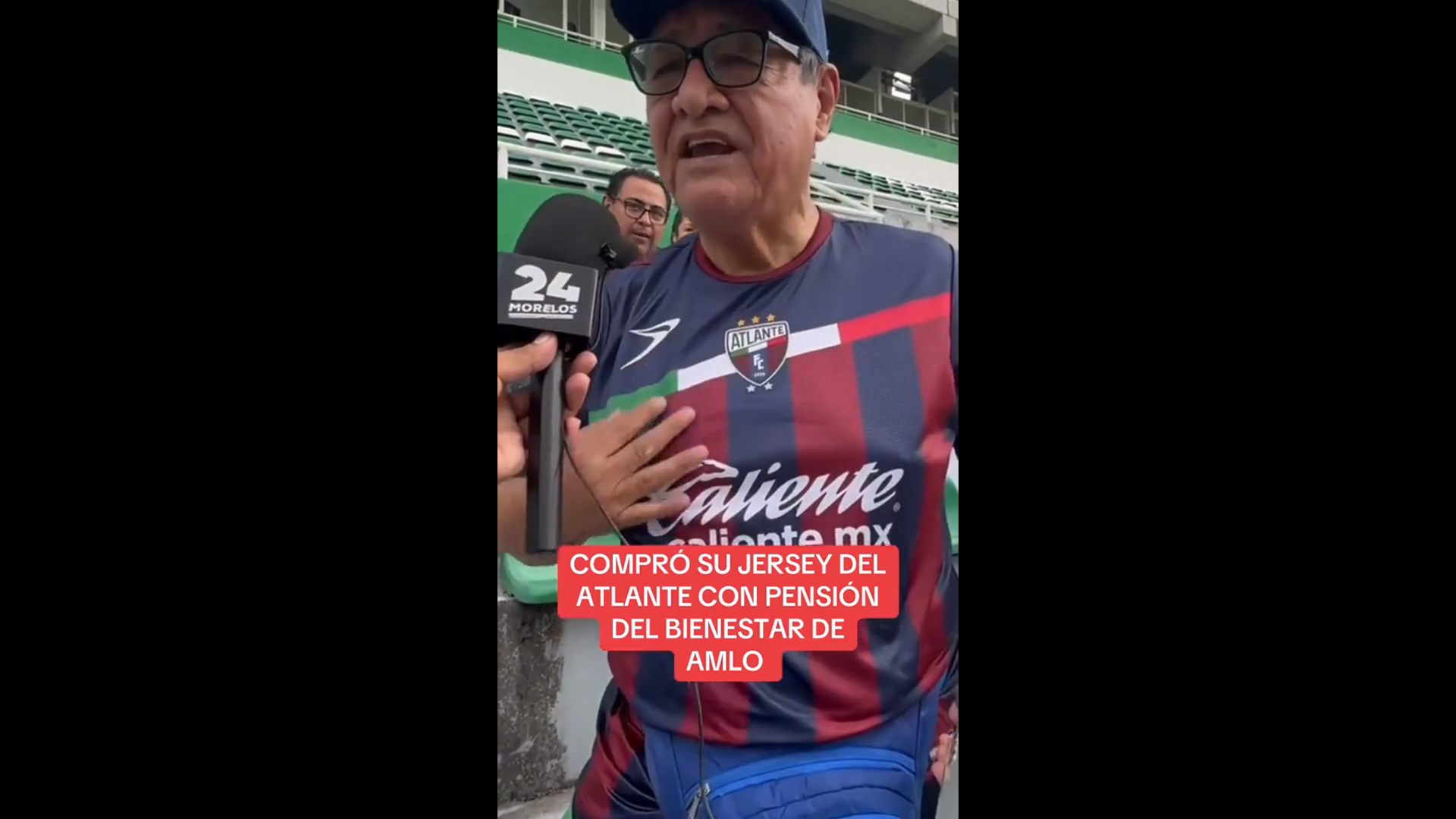 Adulto mayor presume playera del Atlante gracias a la Pensión del Bienestar
