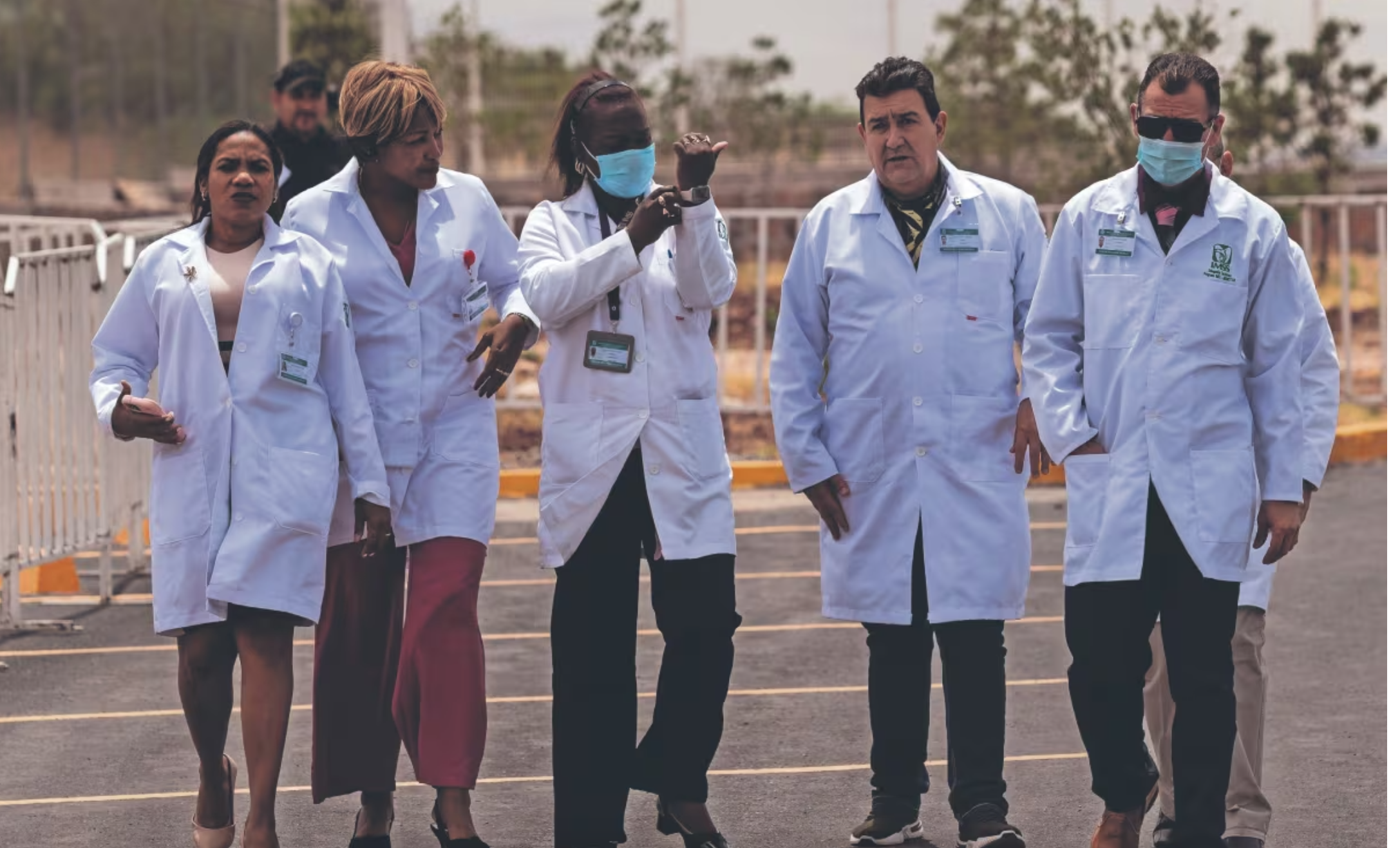 Gobierno de México prepara contrato millonario para médicos cubanos con casa, chofer y dieta especial