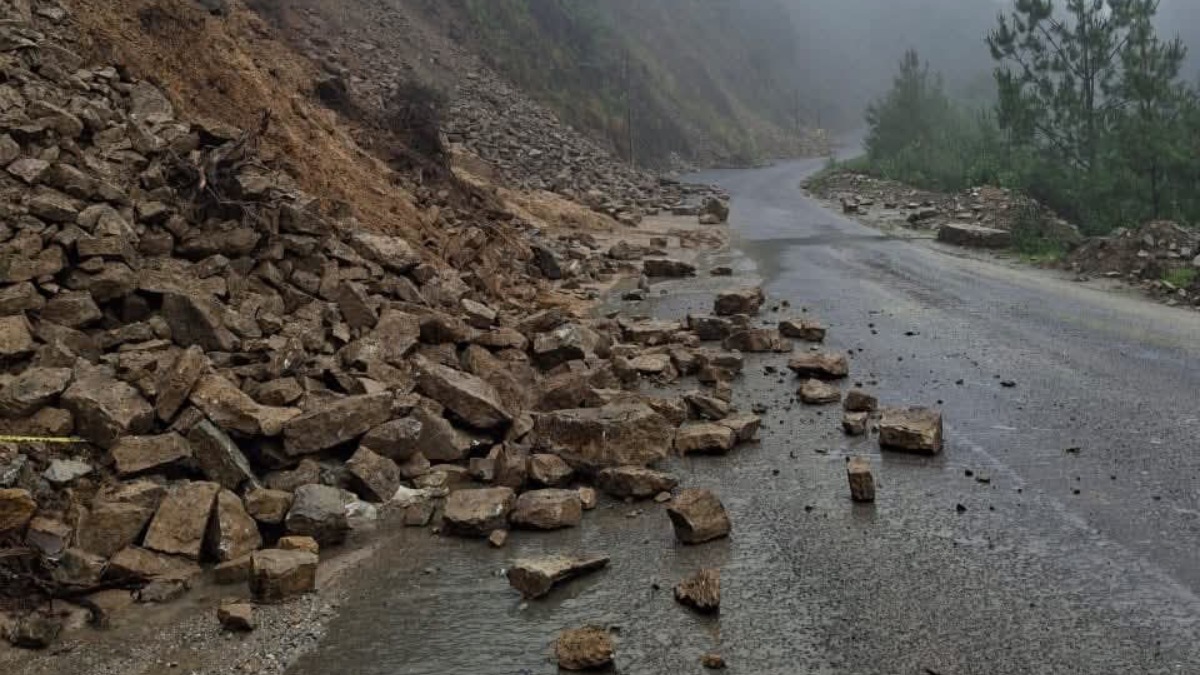 Deslaves bloquean la Sierra Negra y empresa de autobuses desobedece cierre oficial
