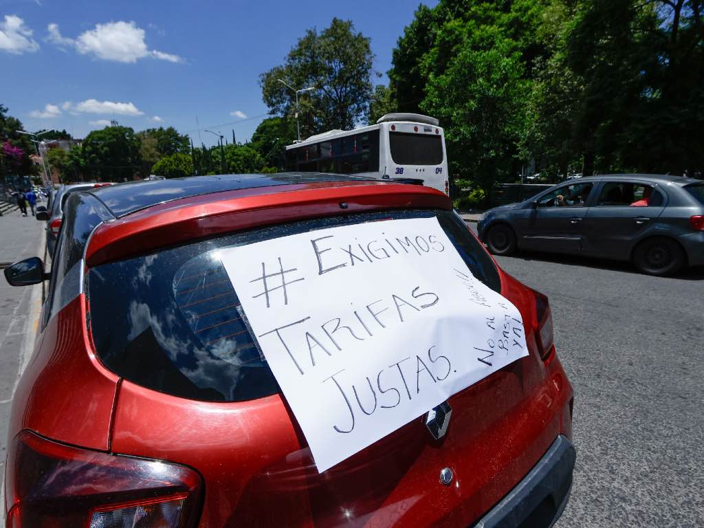 Conductores de Uber y Didi protestan en Puebla; exigen tarifas justas y mayor seguridad