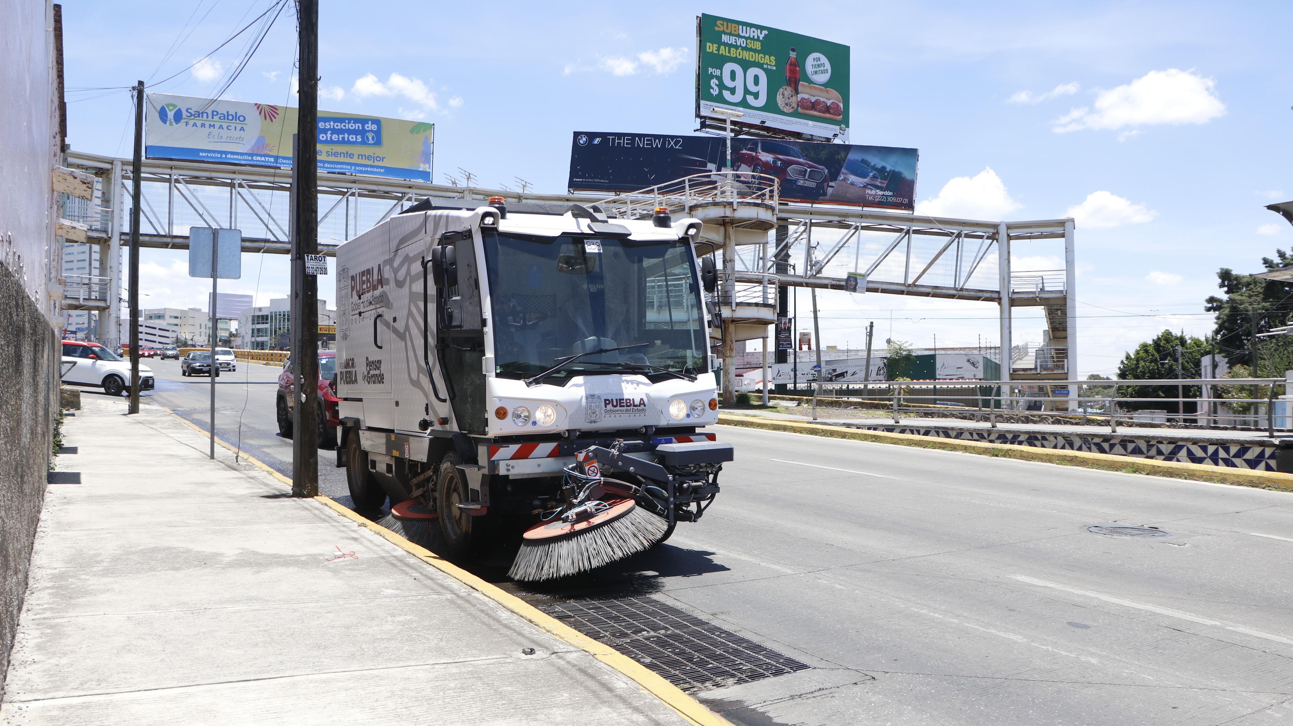 Gobierno de Puebla refuerza limpieza urbana con barrido mecánico en siete vialidades principales