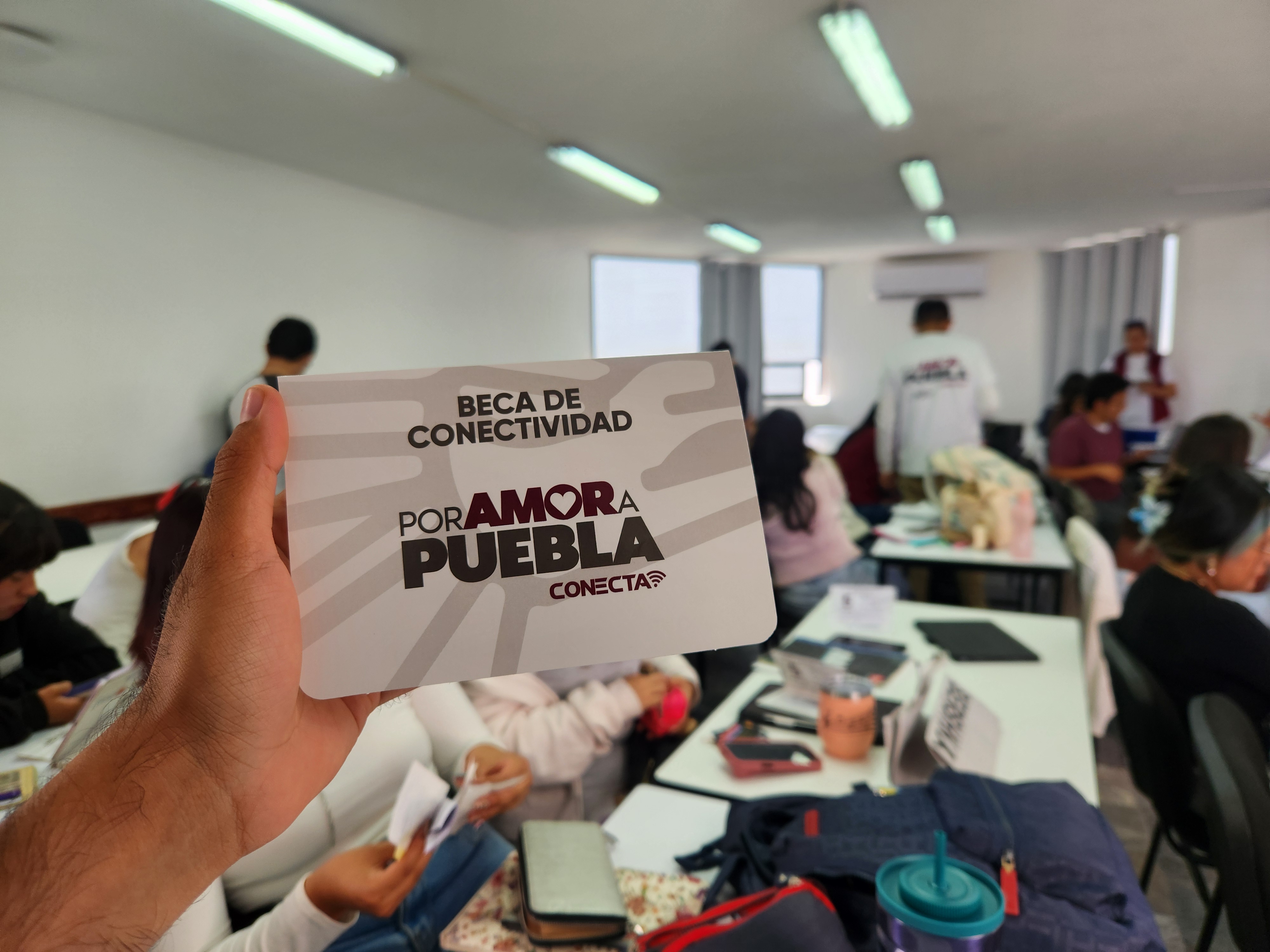 Gobierno de Puebla entrega Becas de Conectividad 2025 en la BUAP