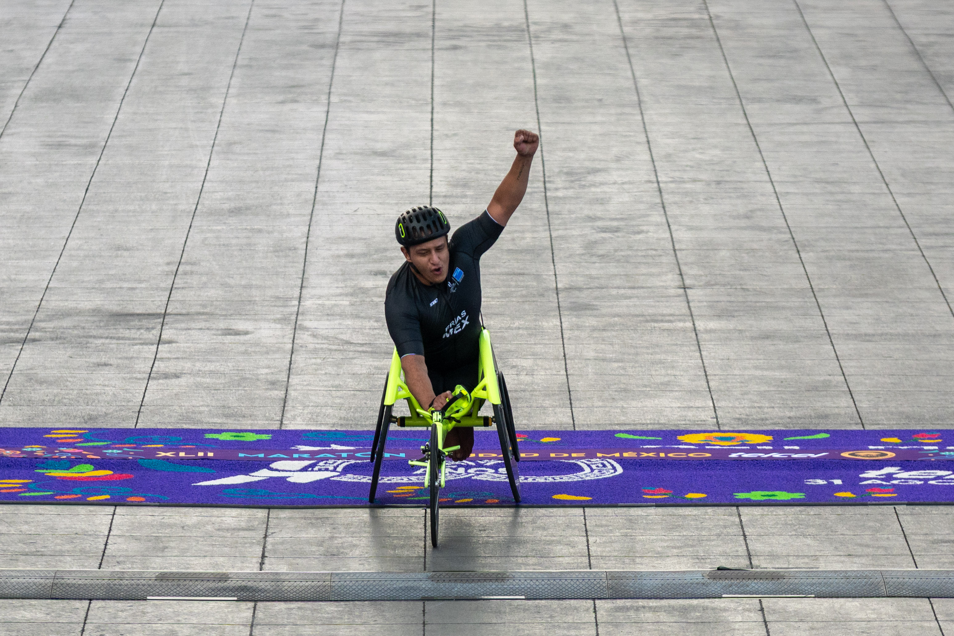 Poblano conquista el Maratón CDMX 2025 en silla de ruedas