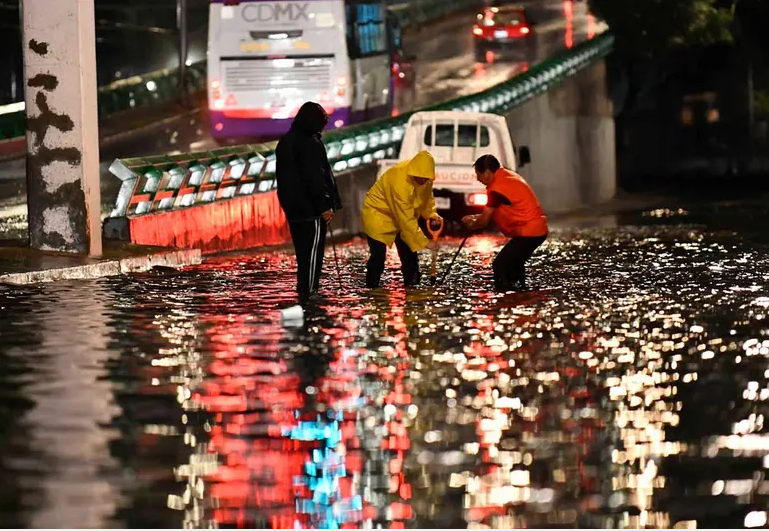 Tormenta histórica inunda CDMX: 293 casas afectadas y autos bajo el agua