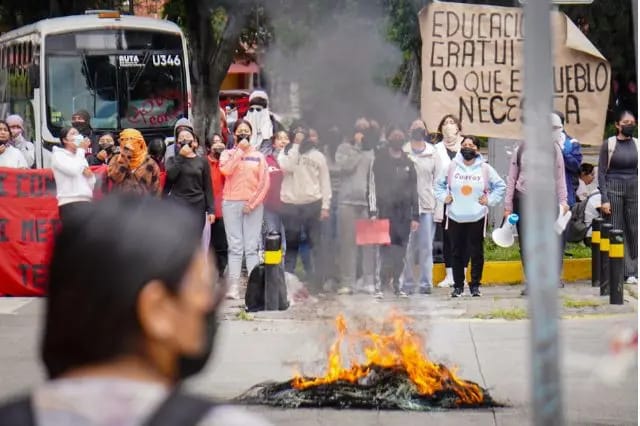 Protesta de normalistas en Casa Aguayo termina con autobuses incendiados del sistema RUTA