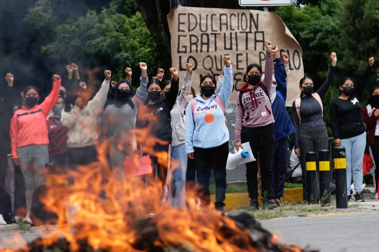 Normalistas de Teteles niegan quema de camión RUTA y acusan infiltración en protesta