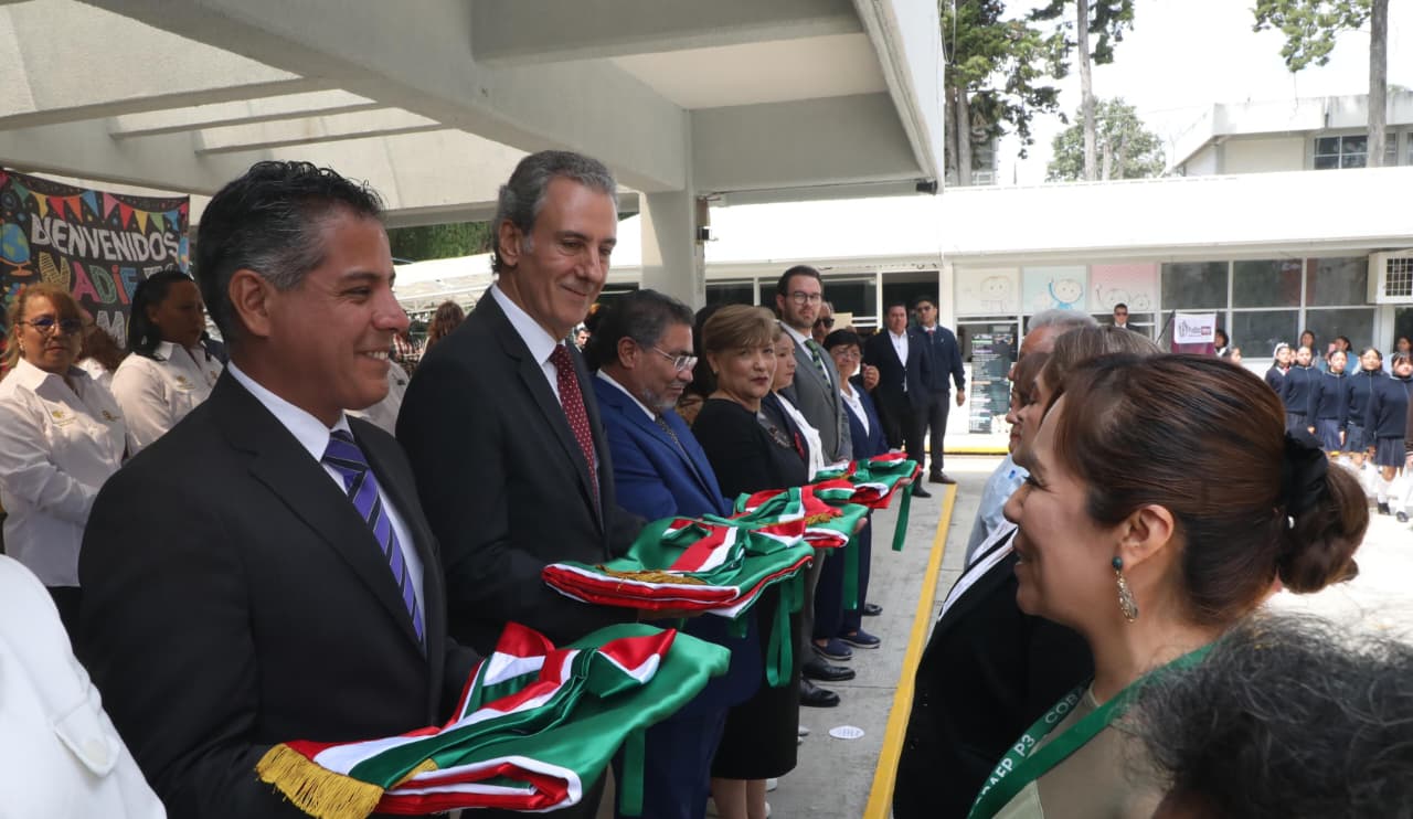 Pepe Chedraui entrega banderas a escuelas y comunidades de Puebla
