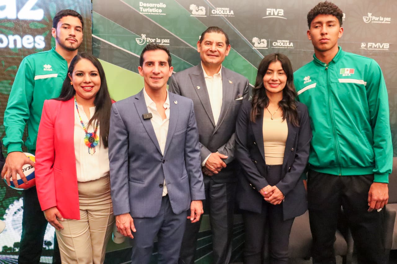 Tonantzin Fernández acompaña a Alejandro Armenta en la presentación del Mundial de Voleibol de Playa Sub 21