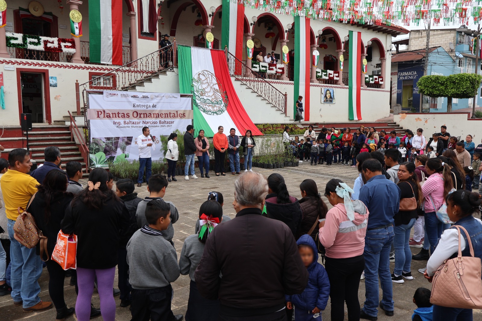 Xiutetelco fomenta conciencia ambiental en escuelas con entrega de plantas ornamentales