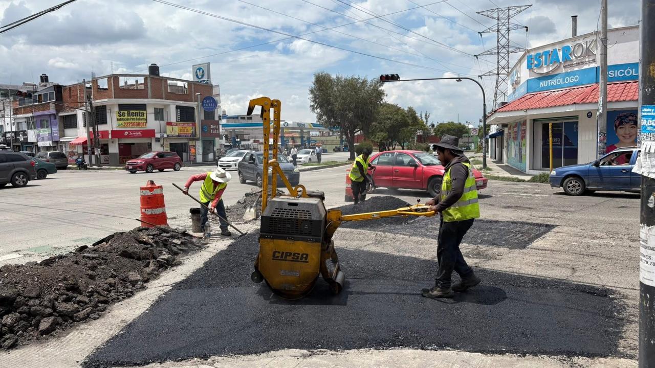 Avanza la campaña Capitalina Bacheando Puebla con trabajos en vialidades clave