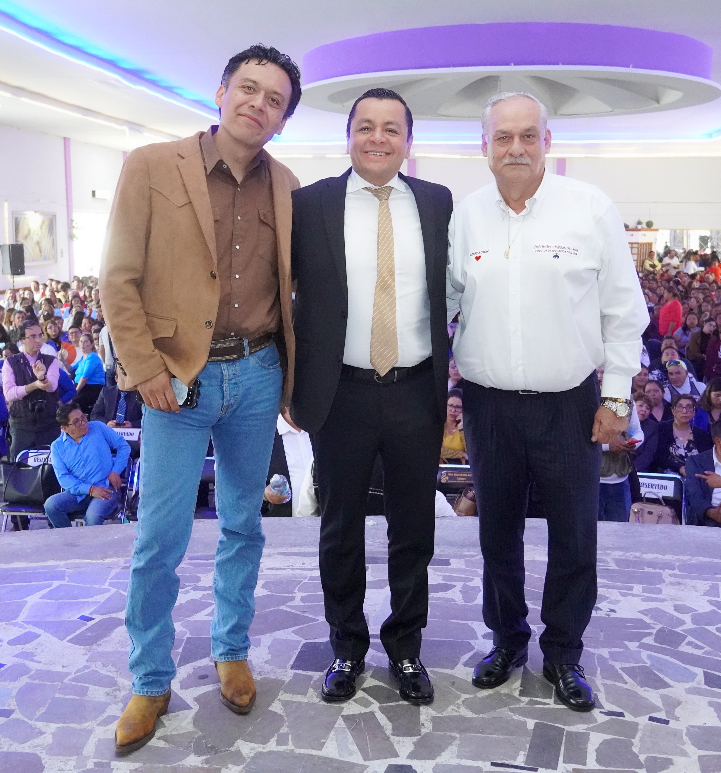 Más de 1300 docentes de Texmelucan participan en conferencia de Marx Arriaga sobre libros de texto