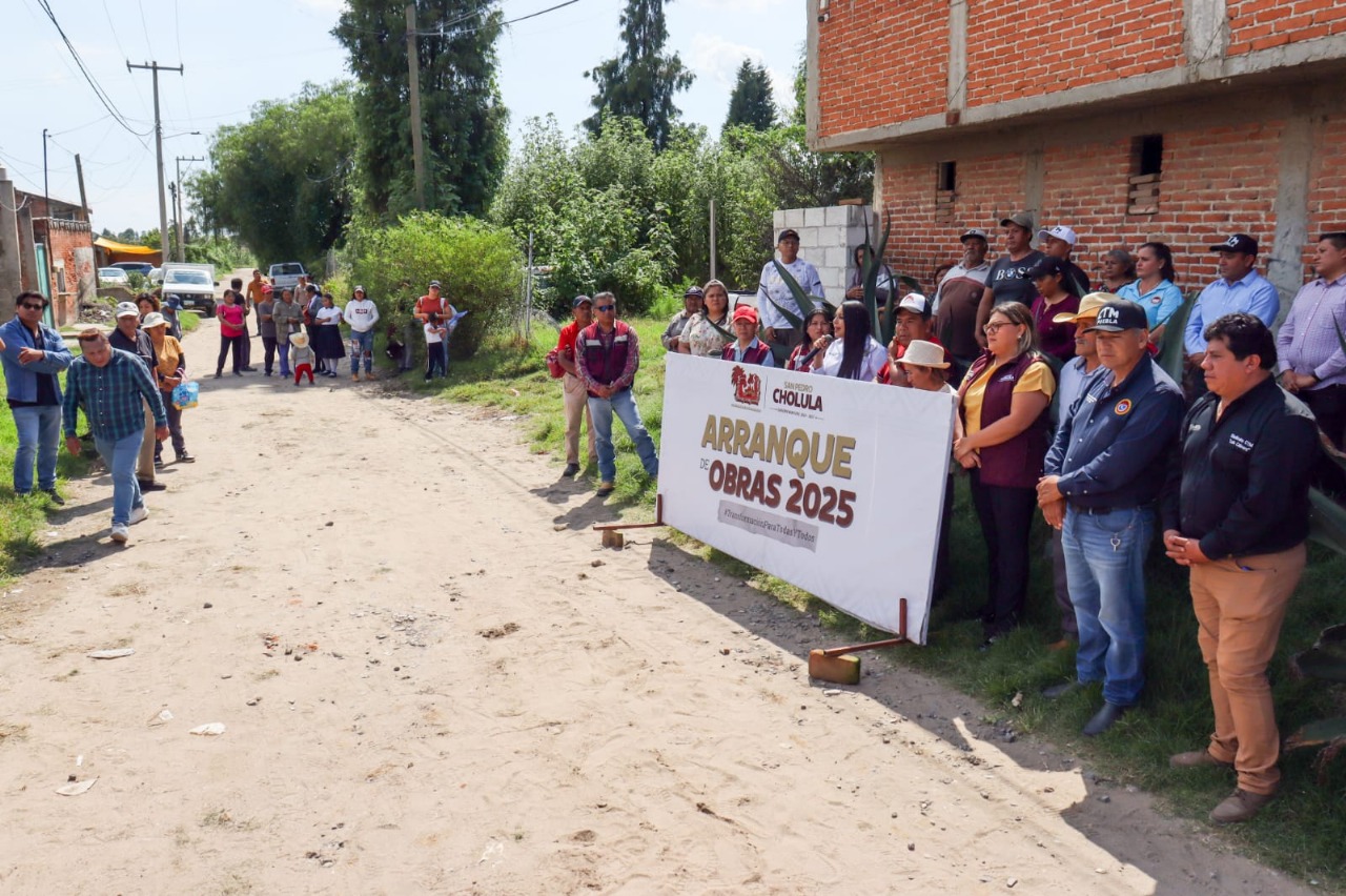 Vecinos de Cholula celebran inicio de pavimentación en calles históricamente olvidadas