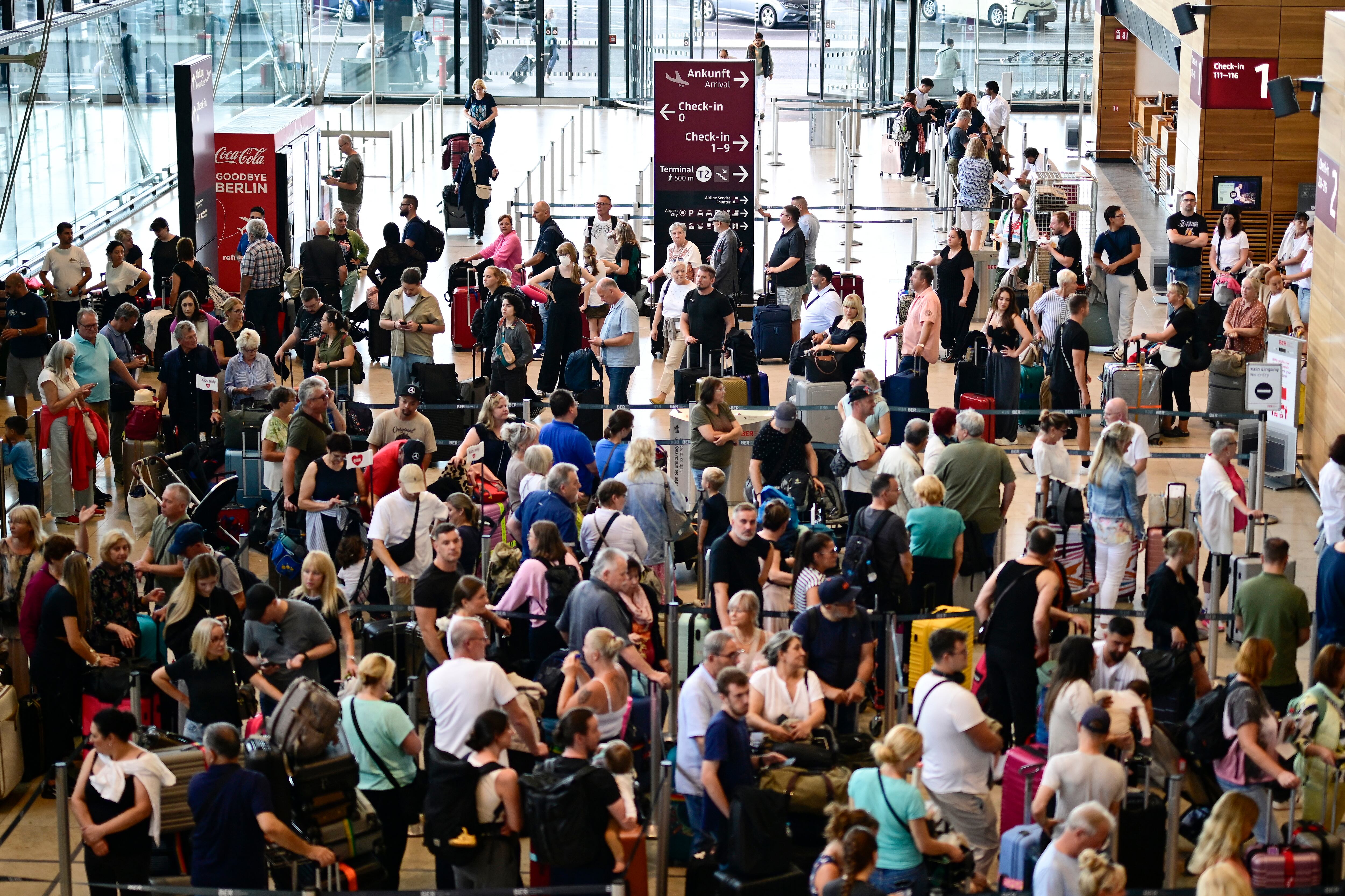 Un ciberataque paralizó sistemas en aeropuertos de Londres, Berlín y Bruselas, causando largas filas, retrasos y cancelaciones de vuelos.
