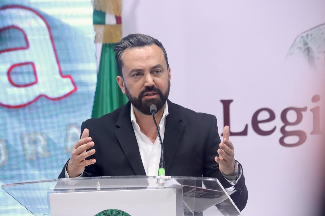 Morena y PRI se enfrentan por amparos atribuidos a hijos de López Obrador