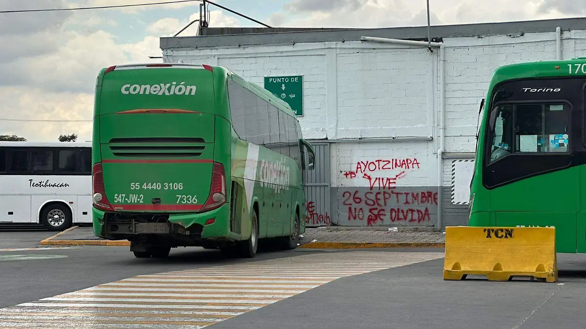 Bloqueo en la Central del Norte por protesta de presuntos normalistas de Ayotzinapa afecta a 15 mil pasajeros