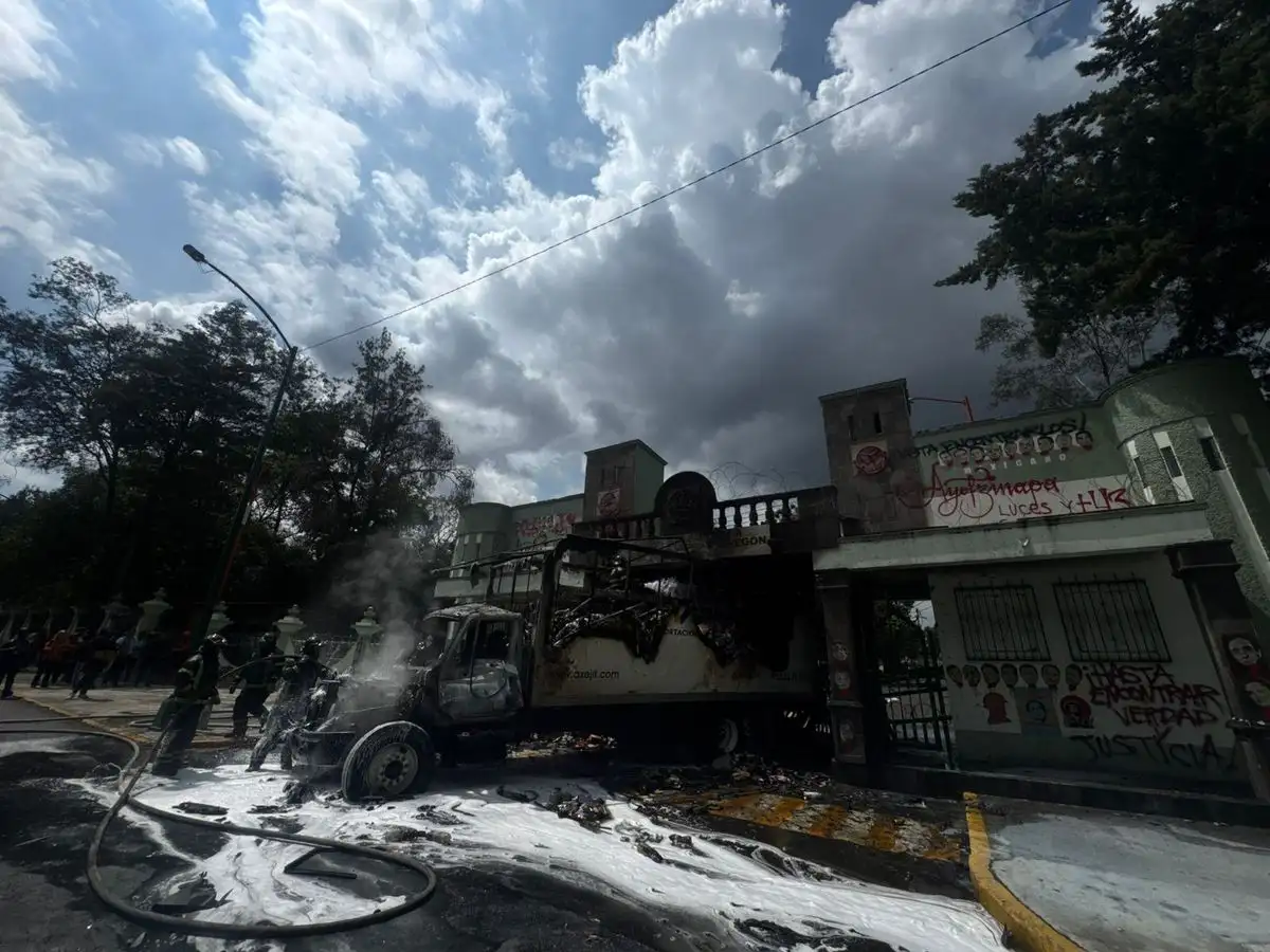 Encapuchados lanzan petardos y queman camión en Campo Militar 1-A tras mitin por Ayotzinapa