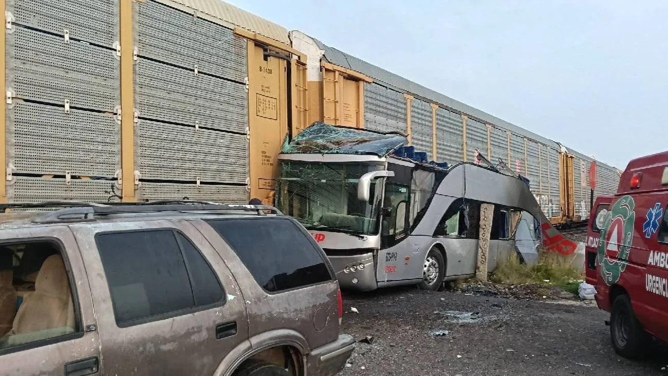 Tren embiste a autobús en Atlacomulco: al menos 8 muertos y 45 heridos