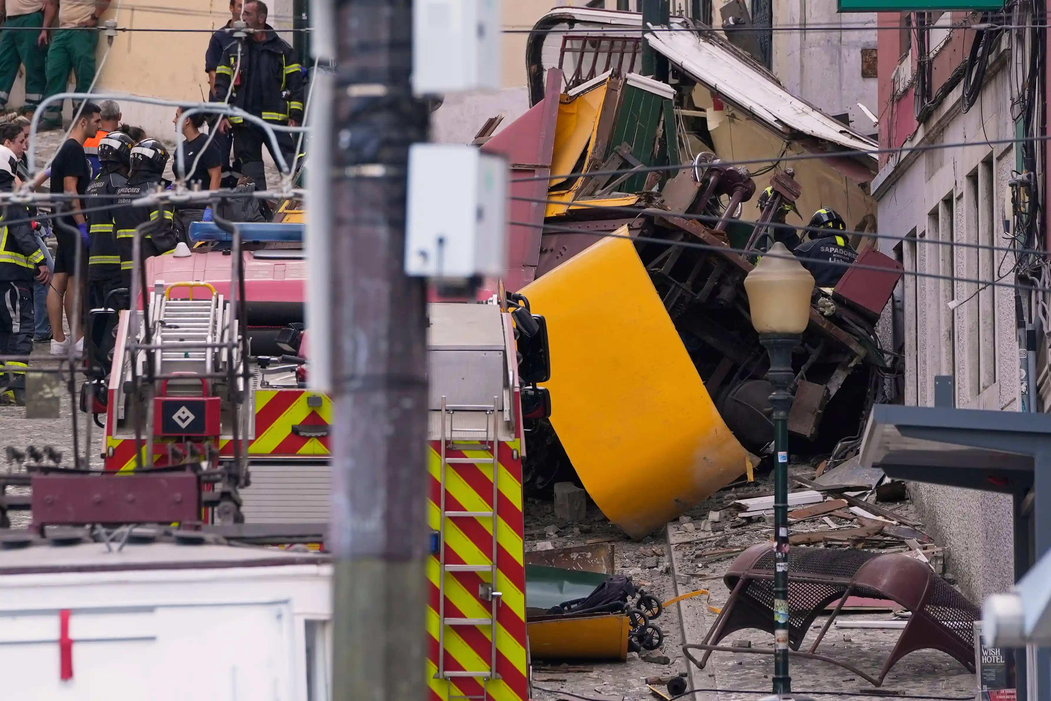 Tragedia en Lisboa: el icónico funicular Elevador da Glória descarrila y deja al menos 15 muertos