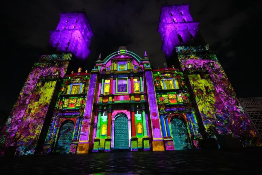 Videomapping “Septiembre Brilla” ilumina la Catedral de Puebla con historia y cultura
