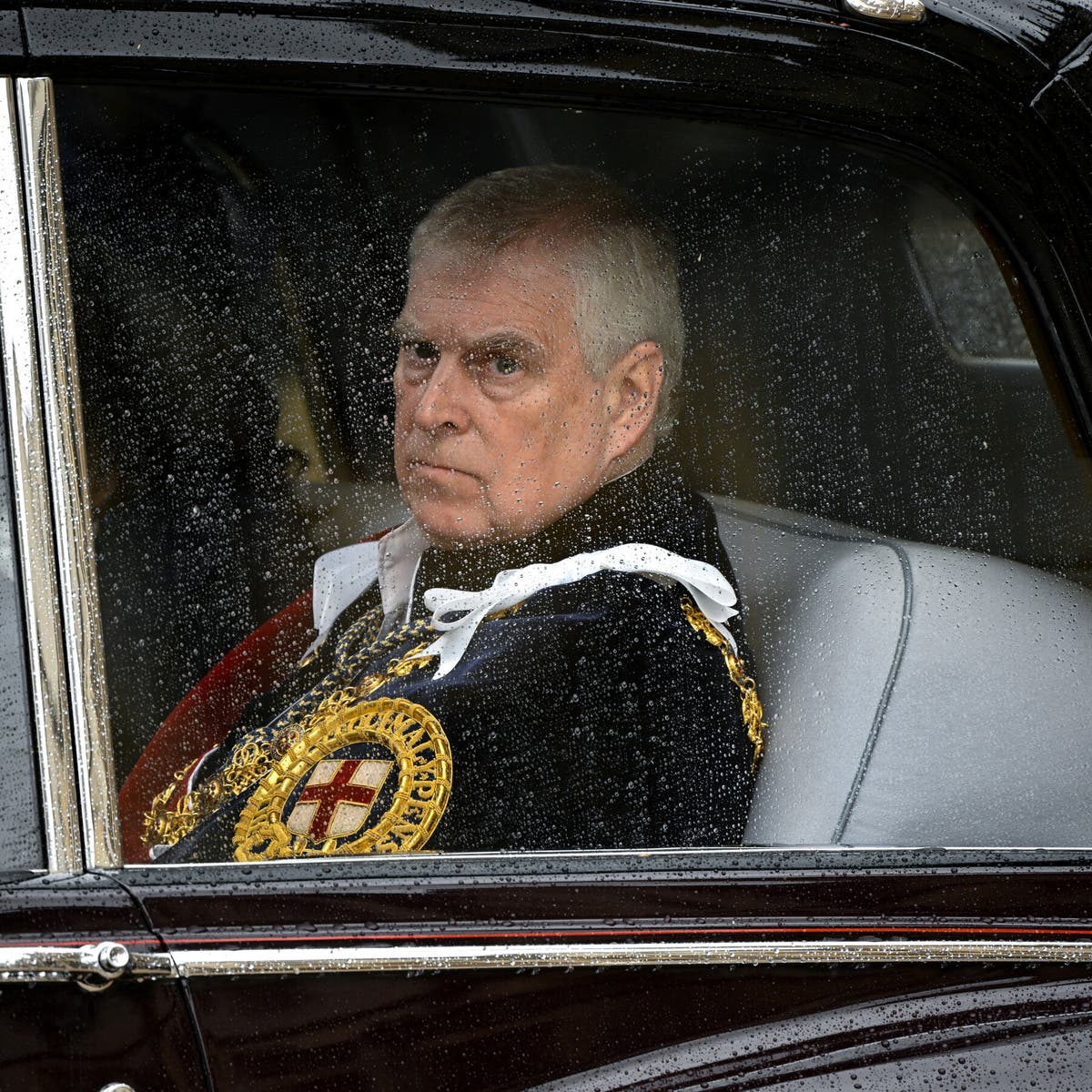 Rey Carlos III retira títulos al príncipe Andrés tras escándalo por vínculo con Jeffrey Epstein