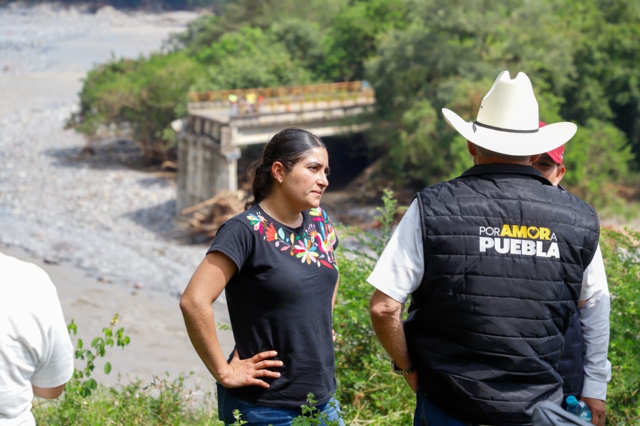 Gissel Santander recorre la Sierra Norte de Puebla para coordinar apoyo a familias afectadas por lluvias