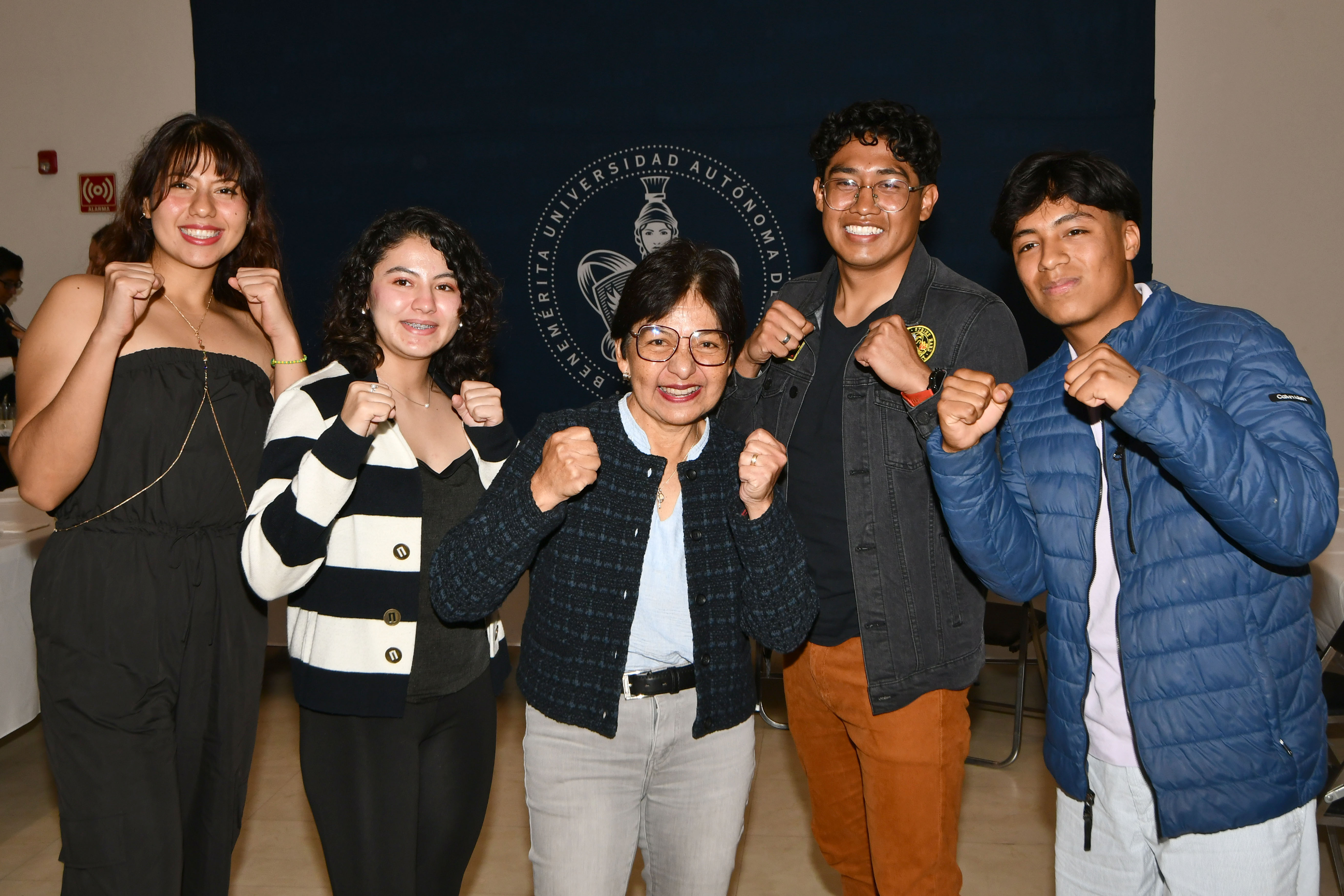 Lilia Cedillo se reúne con jóvenes deportistas universitarios