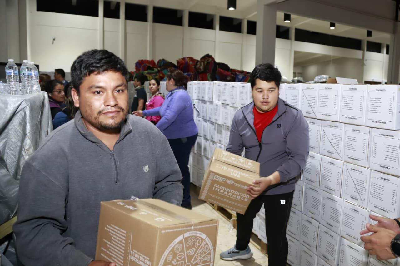 Gobierno de la Ciudad entrega 2 mil despensas a familias damnificadas en Huauchinango