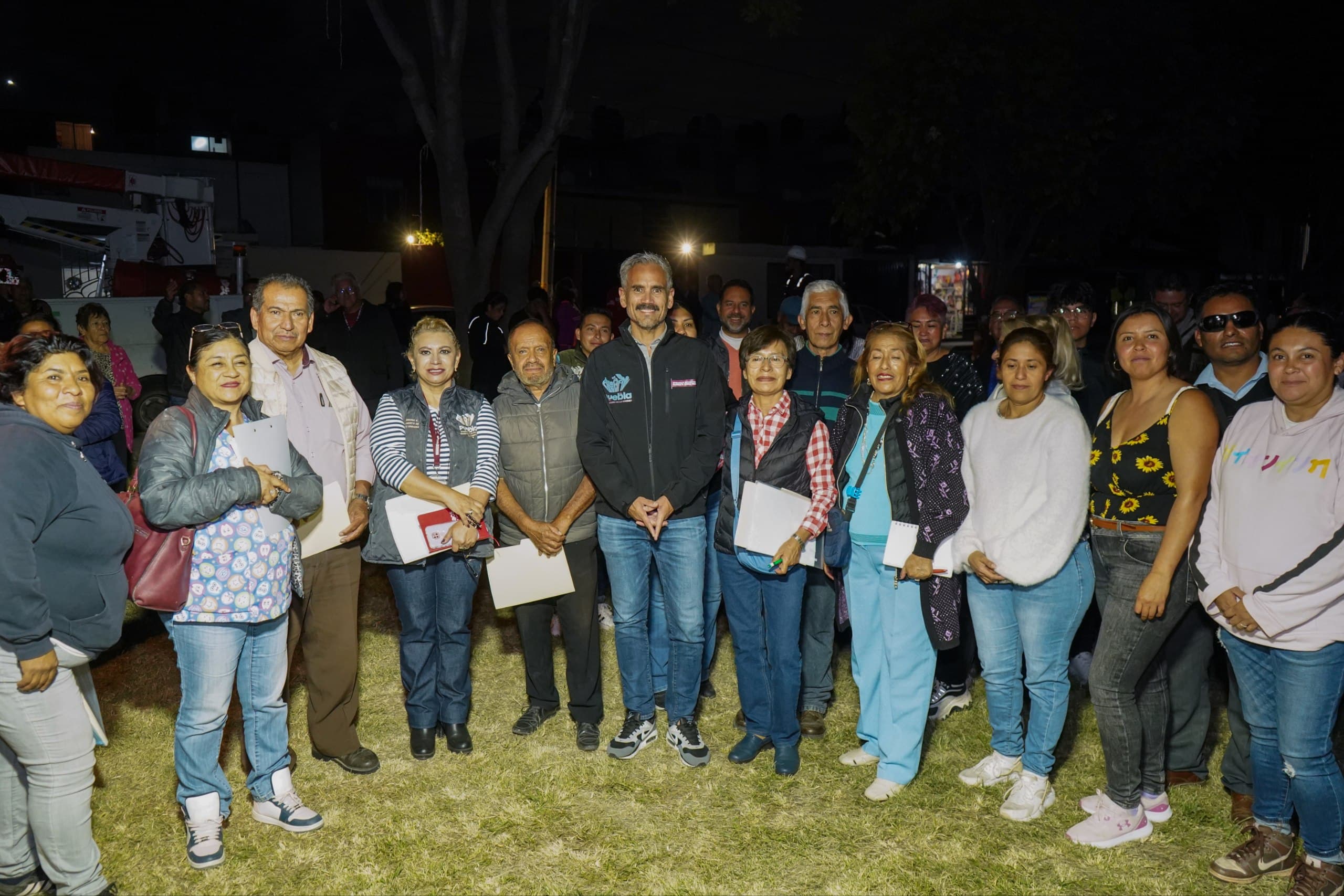 Enciende Gobierno de Pepe Chedraui luminarias modernizadas en la colonia S.N.T.E. con Puebla Brilla