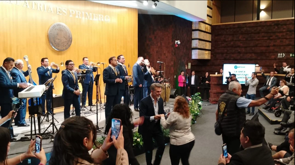 Monreal pide mesura tras polémico baile de Morena con la Sonora Santanera en San Lázaro
