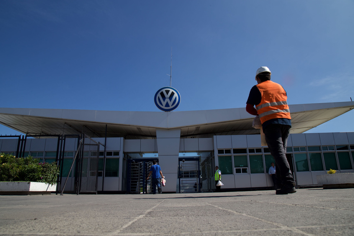 Volkswagen Puebla suspenderá producción en 3 turnos y podría recortar a 1,093 trabajadores
