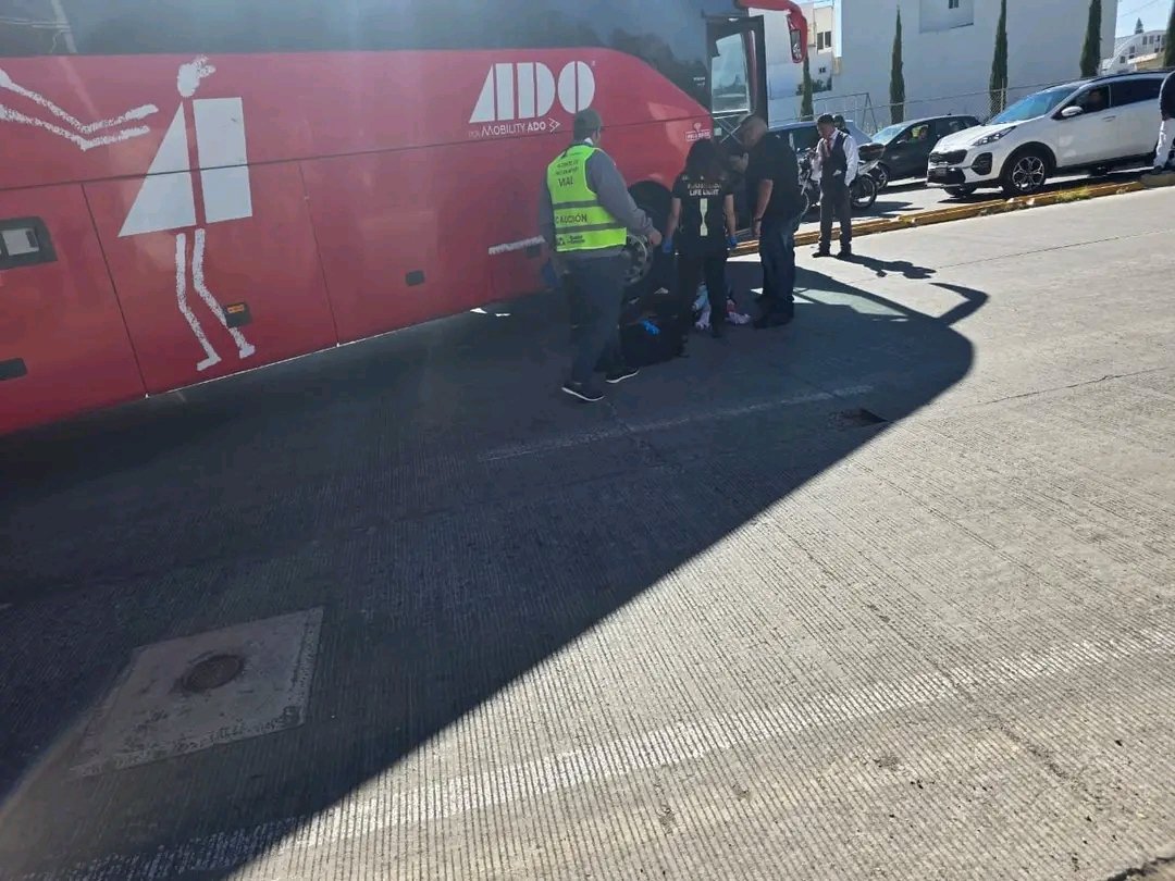 Autobús de ADO atropella a madre con bebé en brazos en el bulevar Carmelitas; la mujer resultó con fracturas