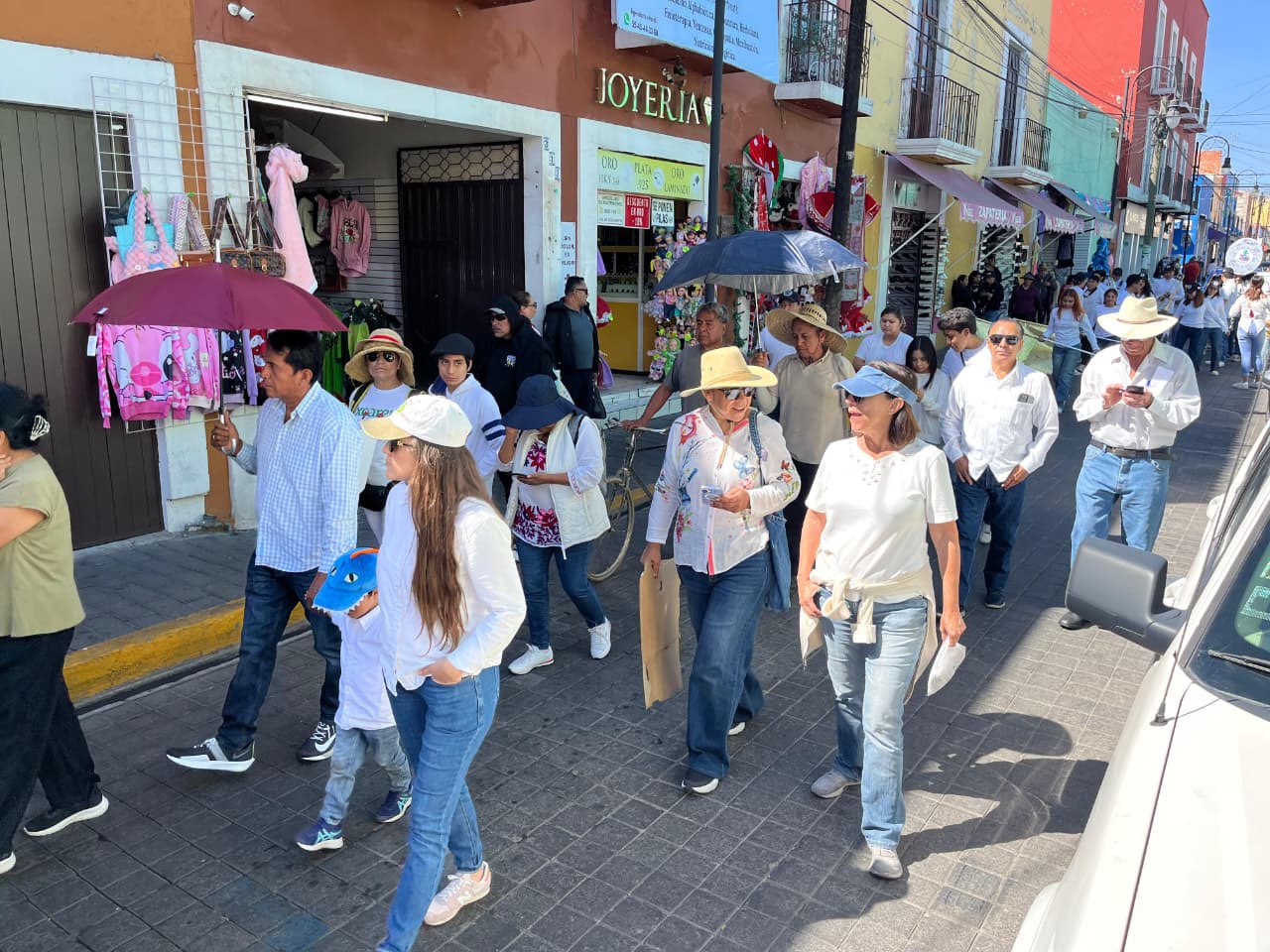 Fracasa marcha de Roxana Luna; escasa asistencia exhibe su debilidad política