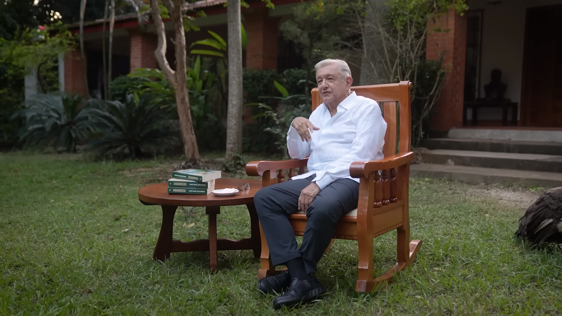 AMLO reaparece tras su retiro y presenta su nuevo libro “Grandeza” desde Chiapas