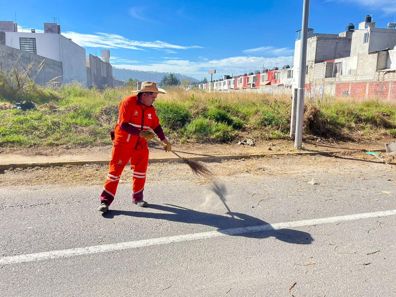Limpian y desmalezan la colonia Santa Margarita en jornada integral del OOSL