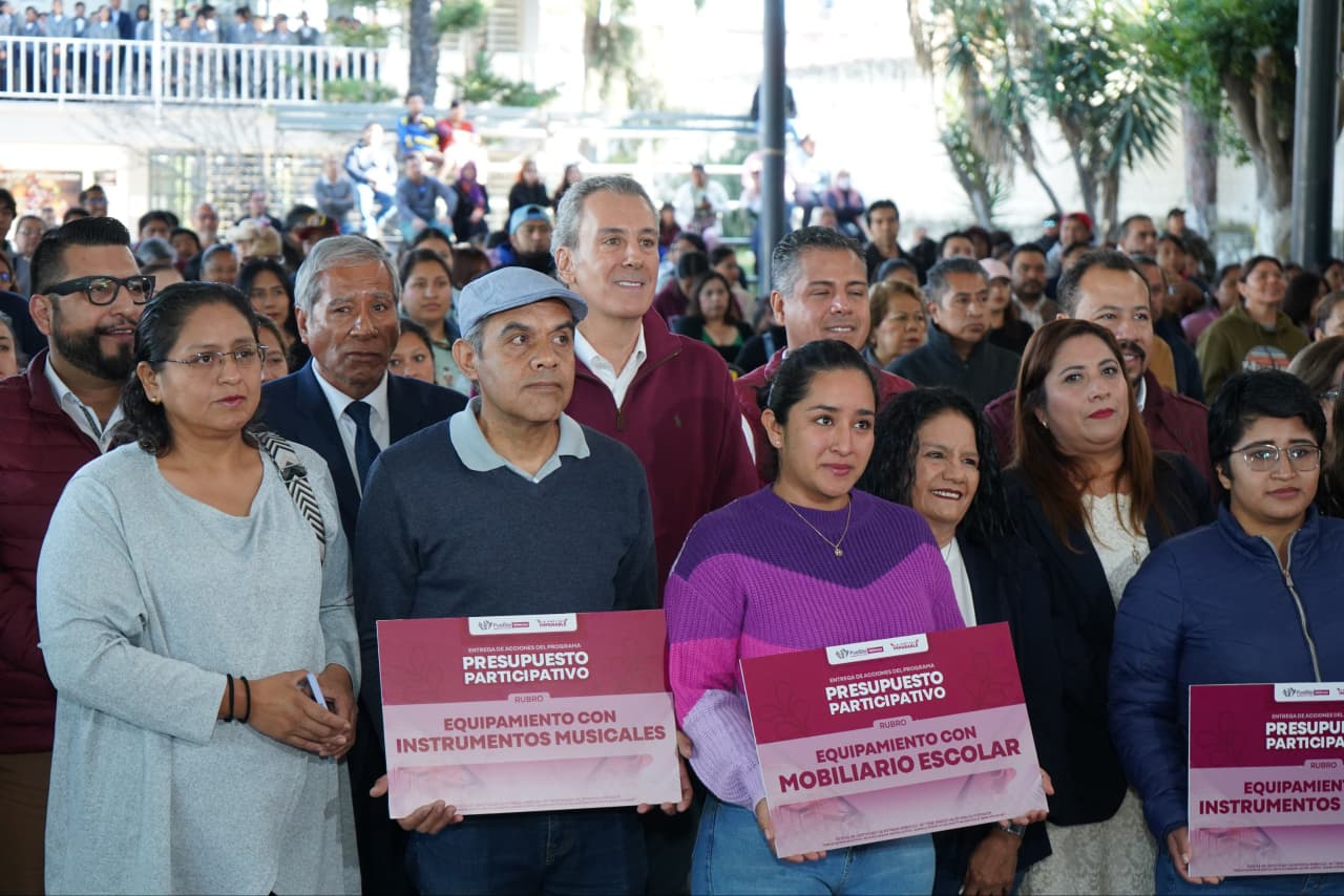 Pepe Chedraui entrega mobiliario e instrumentos en secundaria como parte del Presupuesto Participativo