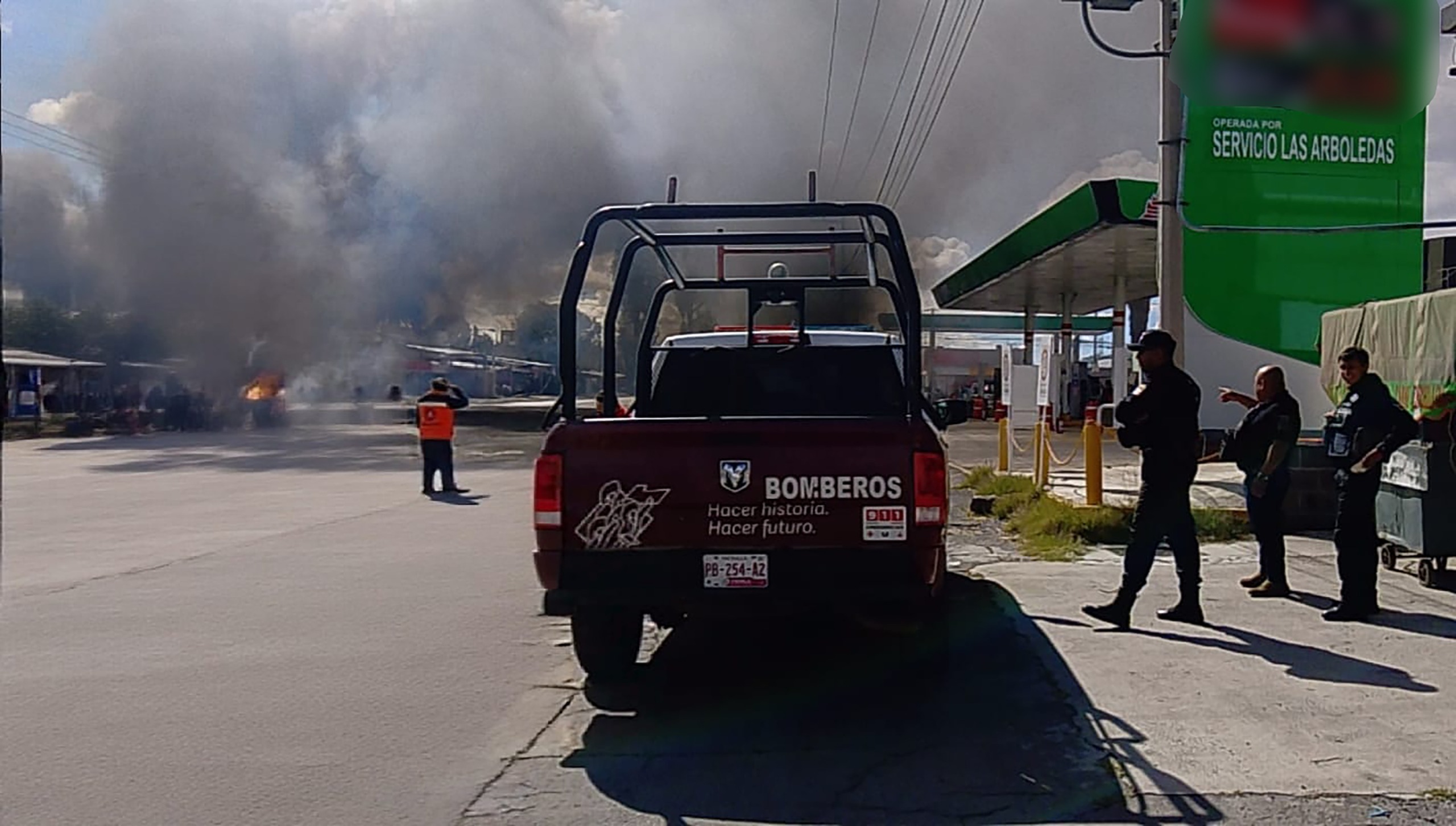 Bomberos controlan incendio en bodega de madera en la México–Puebla; no hubo heridos