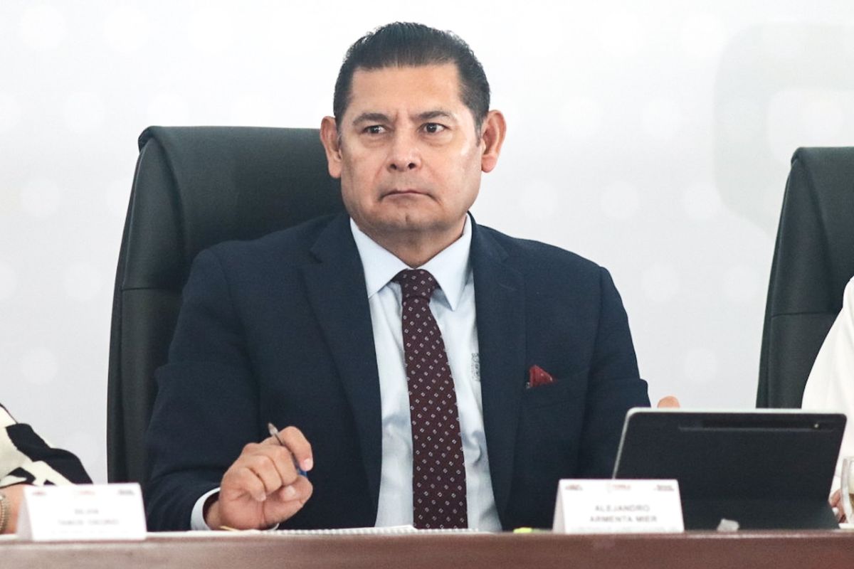 Armenta alerta sobre desmantelamiento de vehículos robados en Puebla; anuncia depósitos estatales