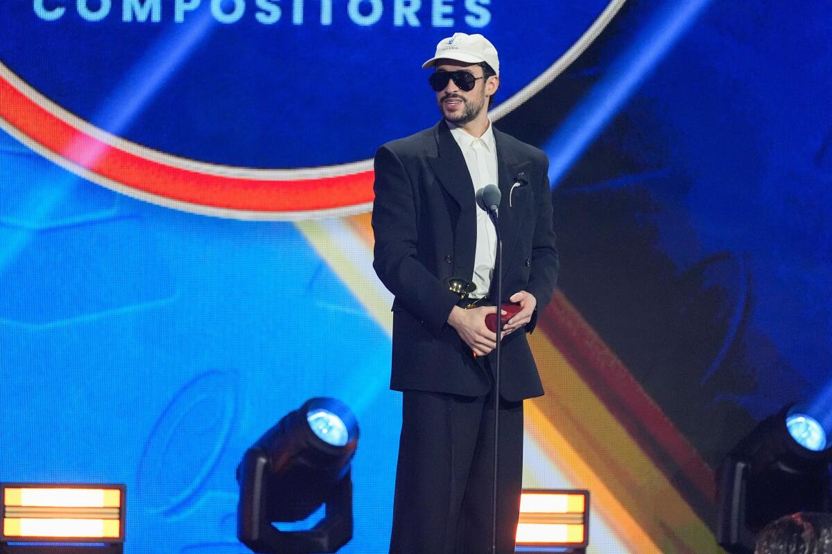 Bad Bunny domina los Latin Grammy 2025 con cinco premios, incluida la categoría Álbum del año