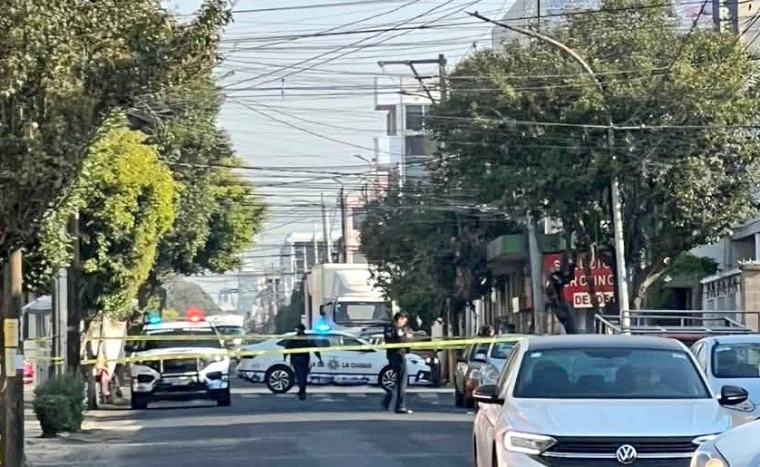 Hallan artefacto con cuenta regresiva afuera de BBVA en la 25 Poniente; zona permanece acordonada