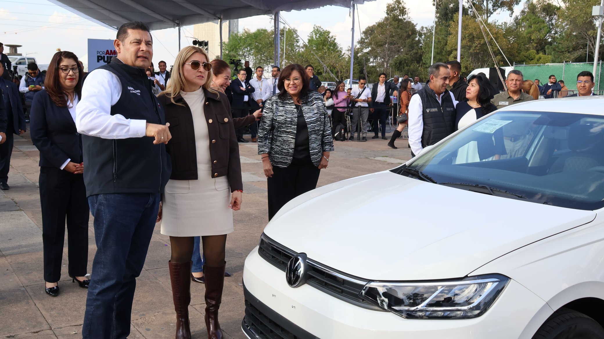 Fiscalía de Puebla recibe 35 vehículos; anuncian más unidades y nuevos agentes del MP