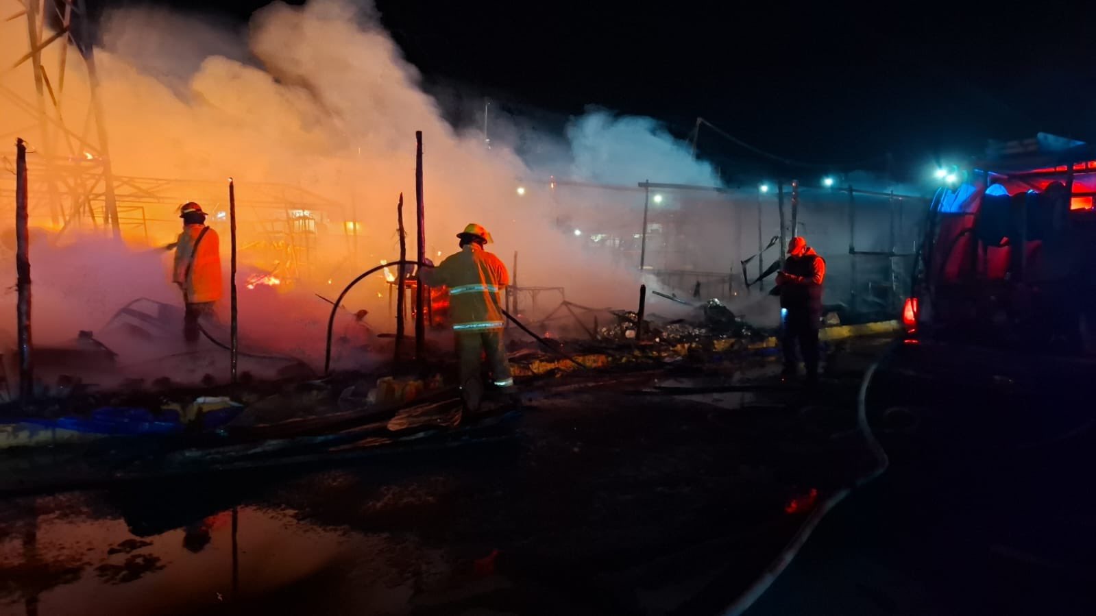 Incendio en la Central de Abasto de Huixcolotla deja daños en infraestructura eléctrica
