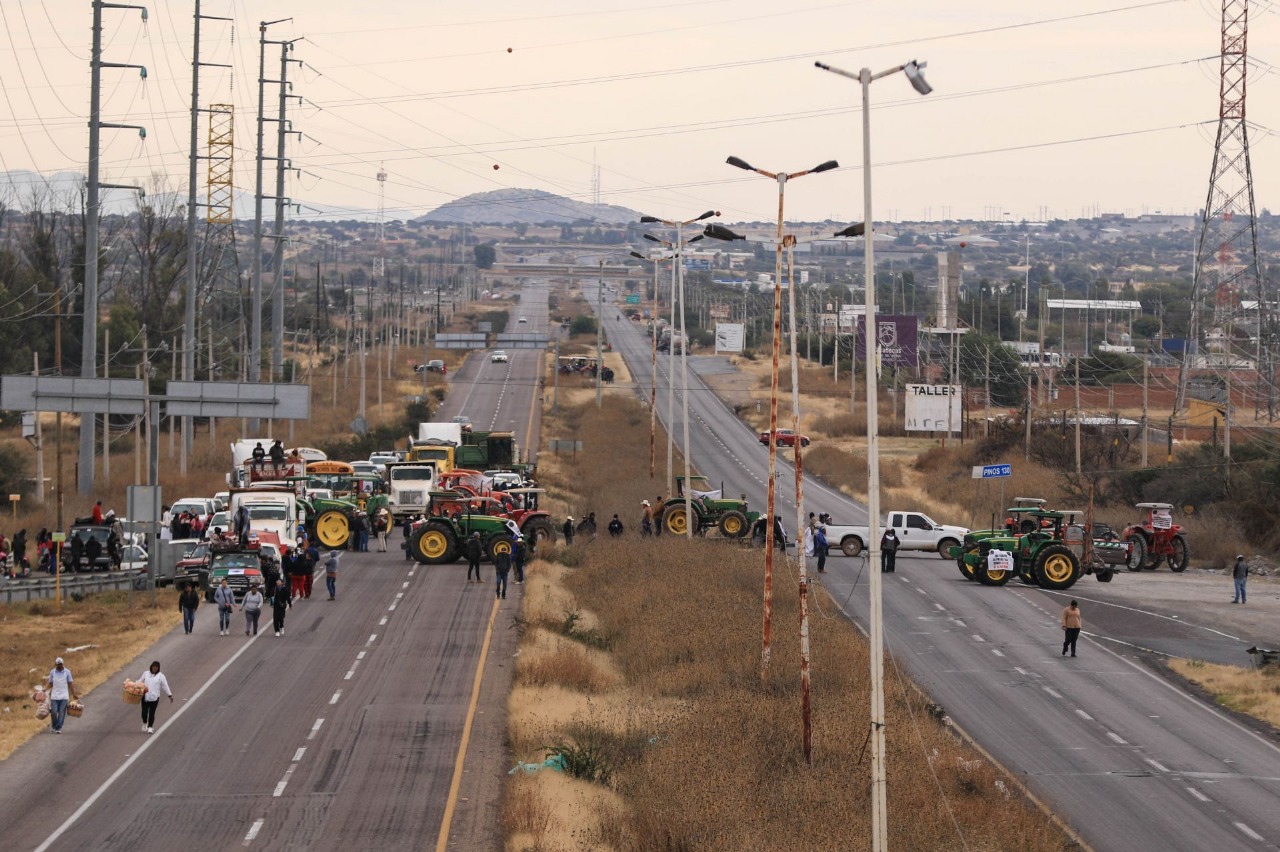 Productores de Puebla, Tlaxcala y Veracruz lanzan caravana de tractores para exigir certidumbre en el uso del agua