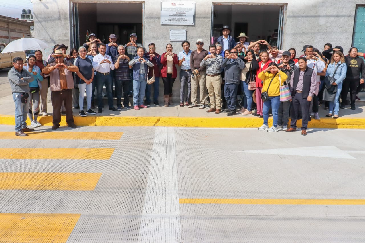 Inaugura San Pedro Cholula pavimentación de la calle 5 de Mayo en Santiago Mixquitla