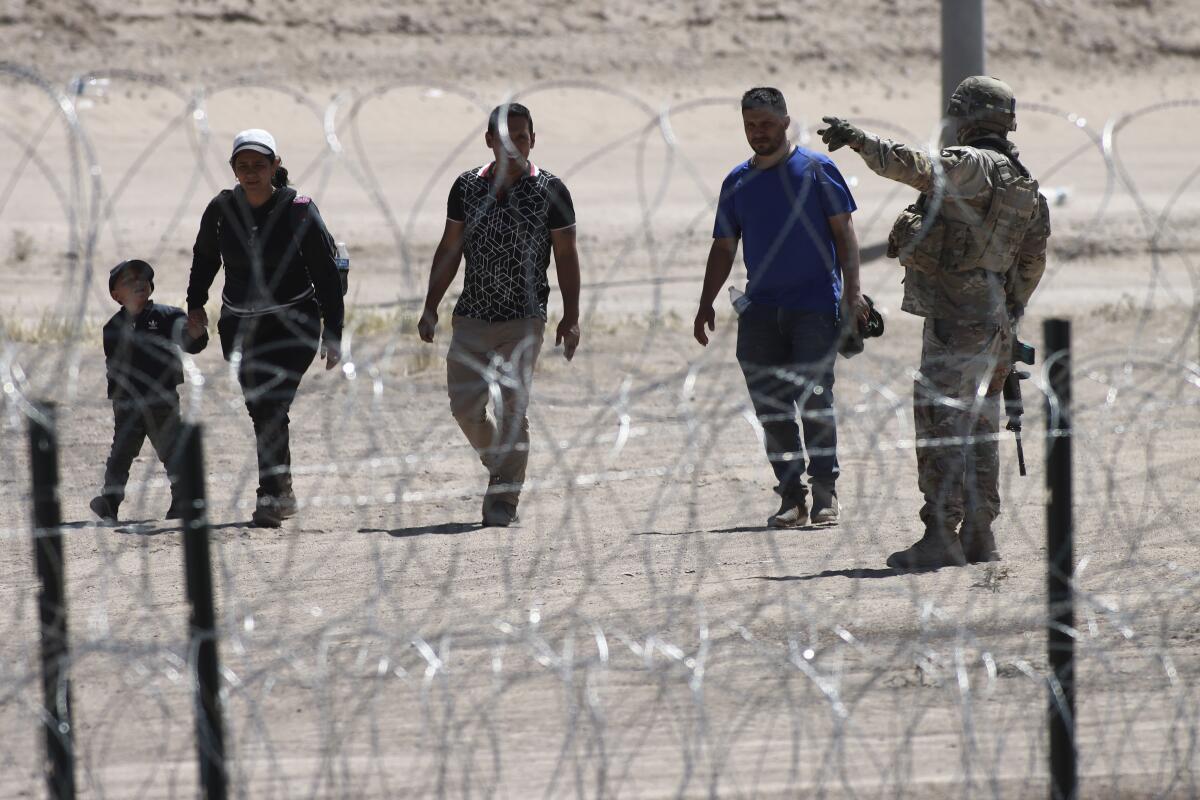 Migrantes que acuden a sus citas de asilo están siendo detenidos por ICE y enviados a cárceles ante la saturación de los centros migratorios.