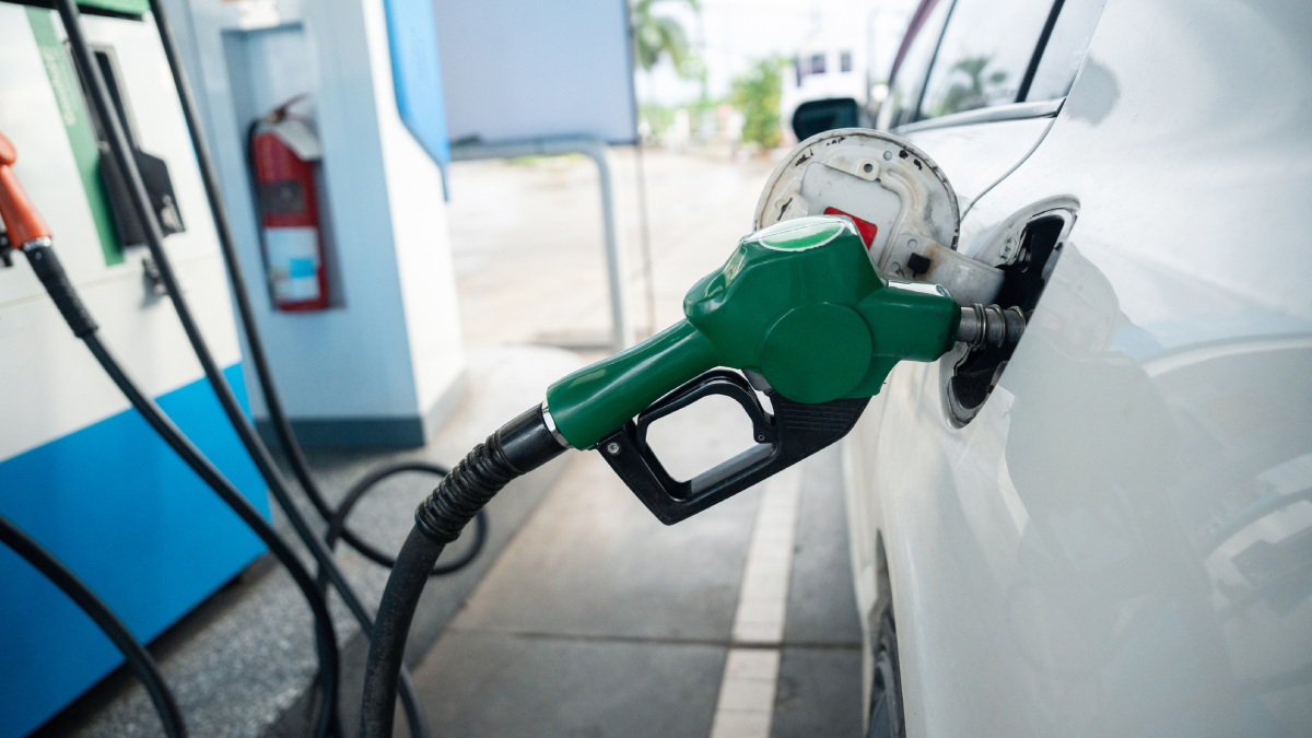 Precio de la gasolina se mantiene sin alzas en 2026; fijan tope de 24 pesos por litro