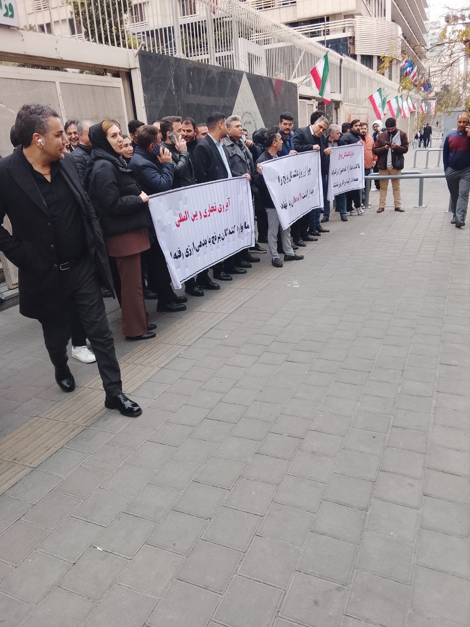 Comerciantes de Teherán protestan y paralizan mercados por desplome histórico de la moneda iraní