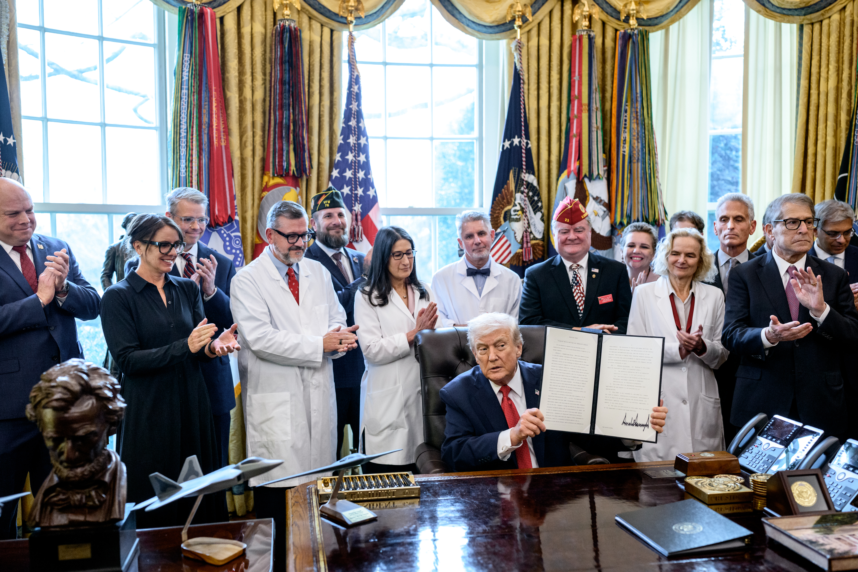 Trump firma orden para reclasificar la marihuana como droga menos peligrosa en Estados Unidos