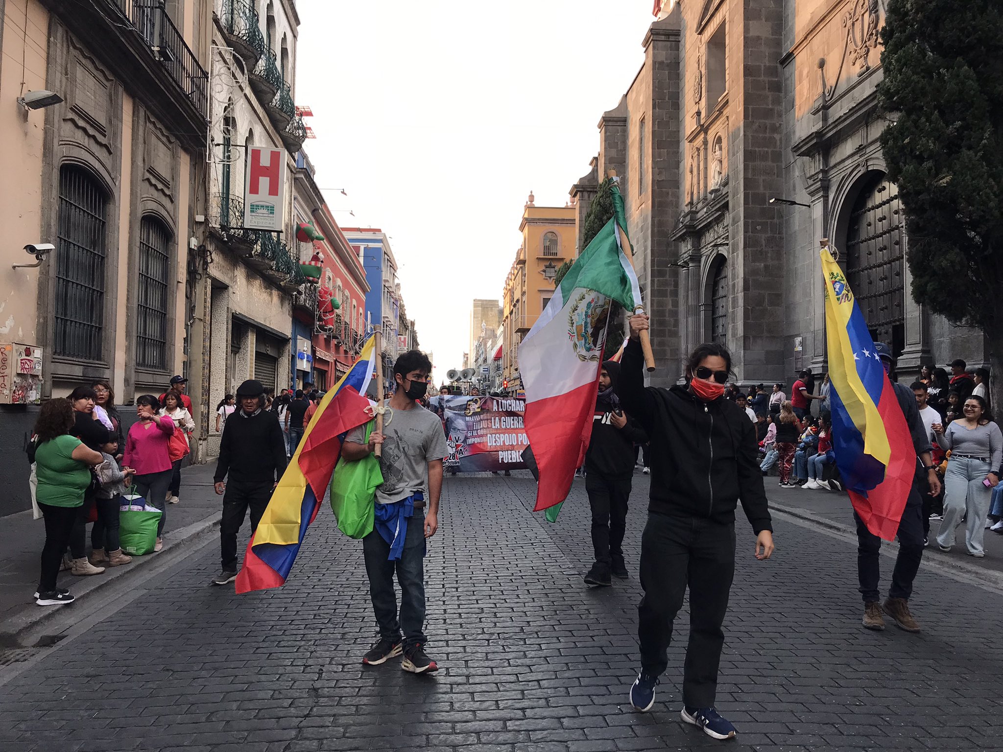 Marcha de la UPVA 28 de Octubre es abucheada por interrumpir desfile de Reyes en Puebla