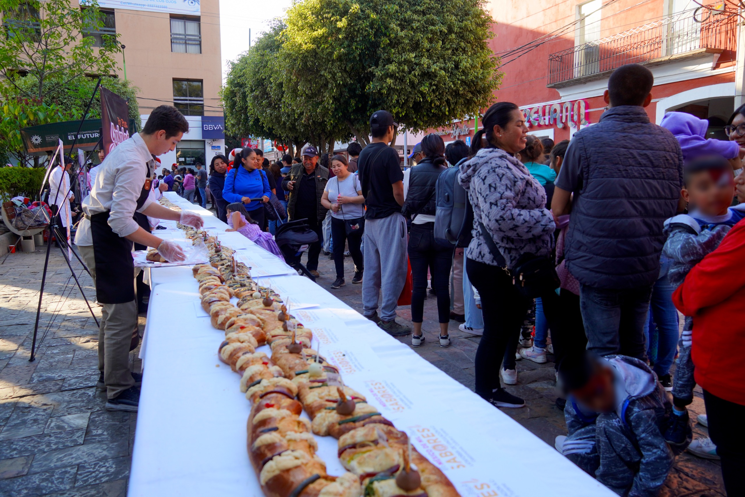 Texmelucan celebra Día de Reyes con su primera Rosca monumental de 230 metros